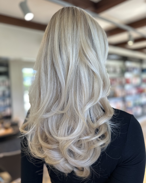 Lys og mørk balayage I langt hår.