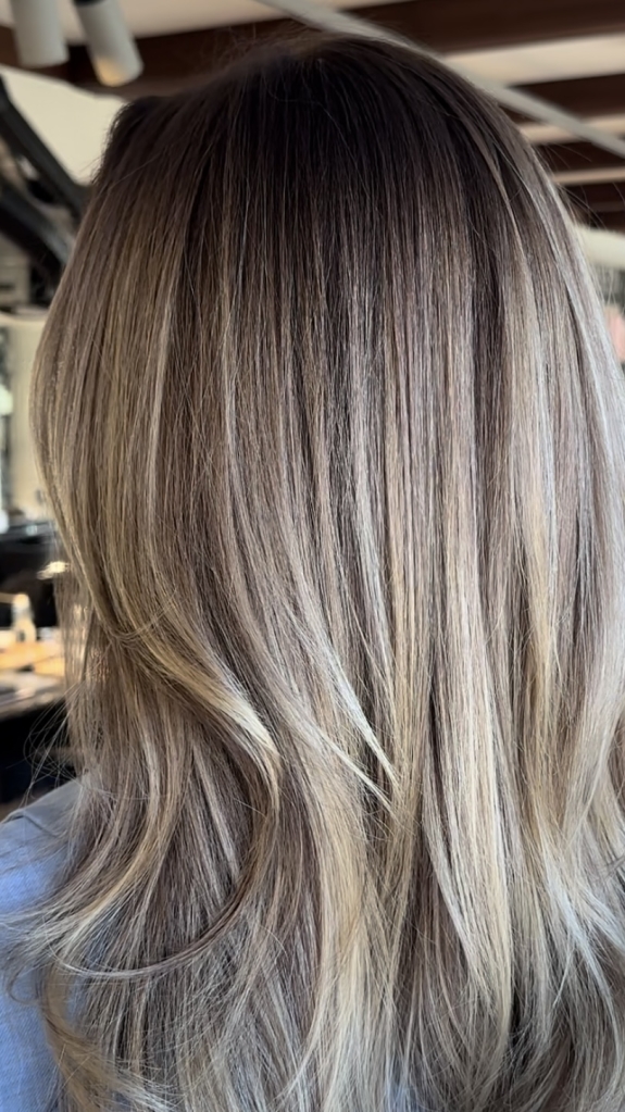 Lys og mørk balayage I langt hår.
